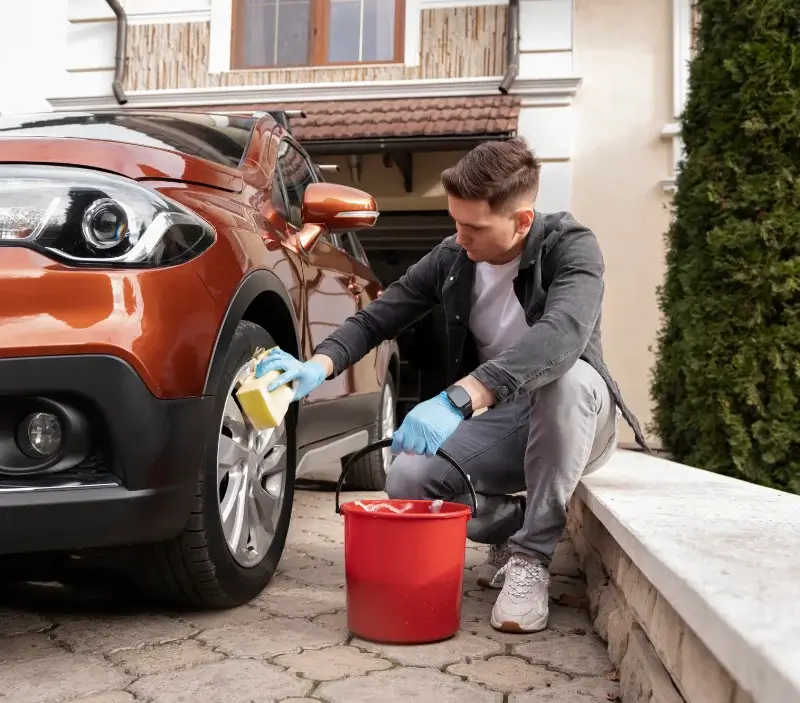Lavage auto à domicile Coucy-lès-Eppes : professionnel intervenant sur un véhicule